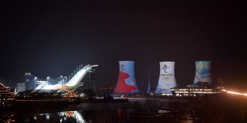 被中外冬奧運動員盛贊的首鋼滑雪大跳臺,背景是第一座國有鋼鐵廠